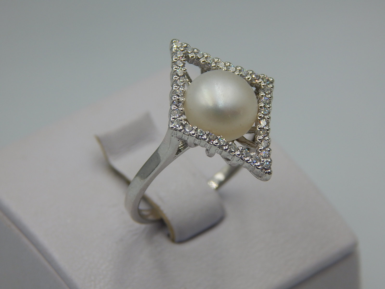 Серебряное кольцо с цирконием и жемчугом (33281351) 1