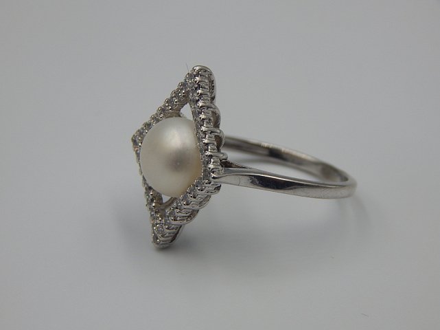 Серебряное кольцо с цирконием и жемчугом (33281351) 3