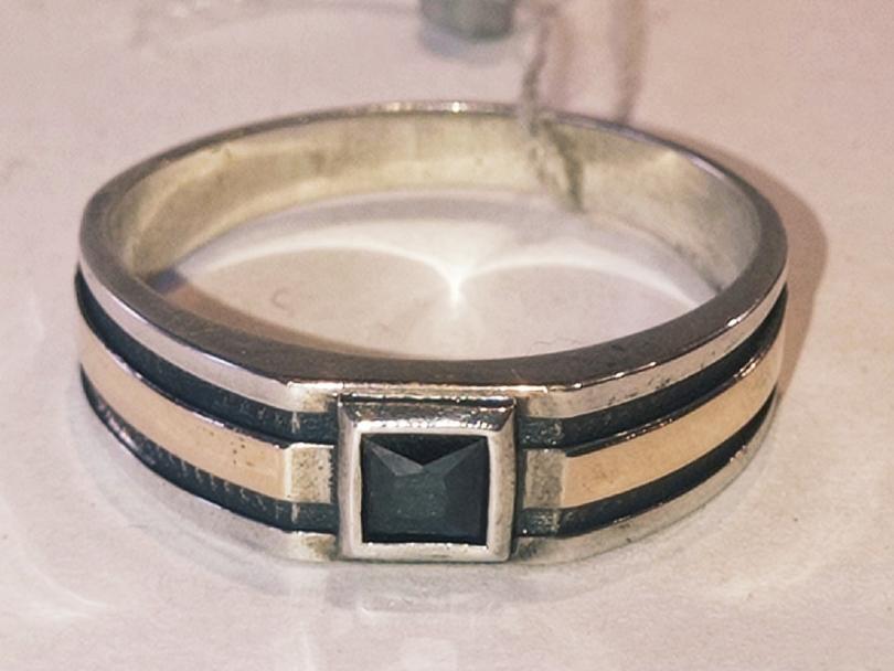 Серебряное кольцо с золотой вставкой и ониксом (27630001) 1
