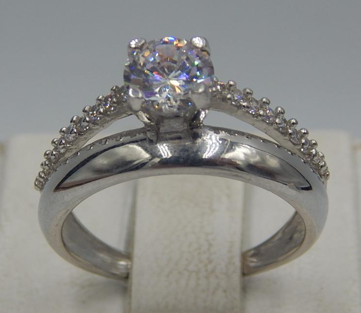 Серебряное кольцо с цирконием (30694599) 0