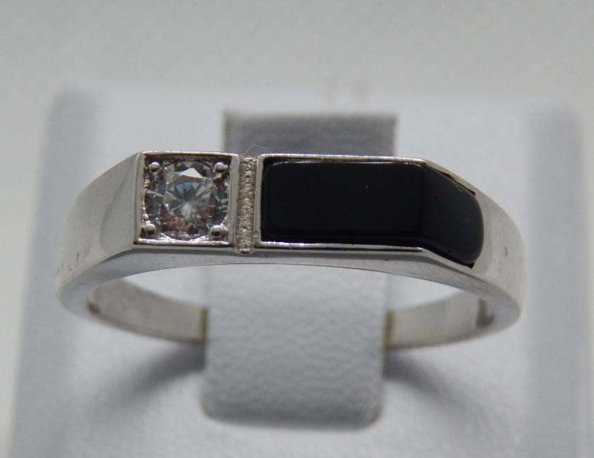 Серебряный перстень с ониксом и цирконием (30657809) 0