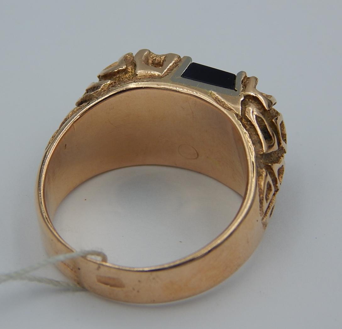Перстень из красного и белого золота с ониксом и бриллиантом (-ми) (28659973) 4