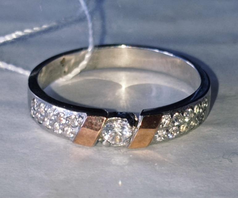 Серебряное кольцо с золотыми вставками и цирконием (14958215) 0