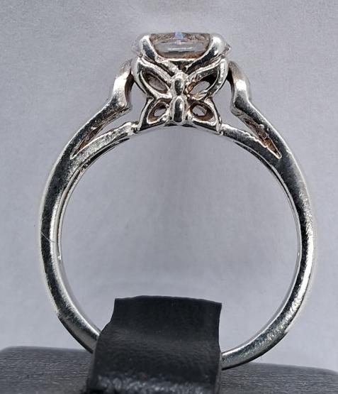 Серебряное кольцо с цирконием (32648772) 1