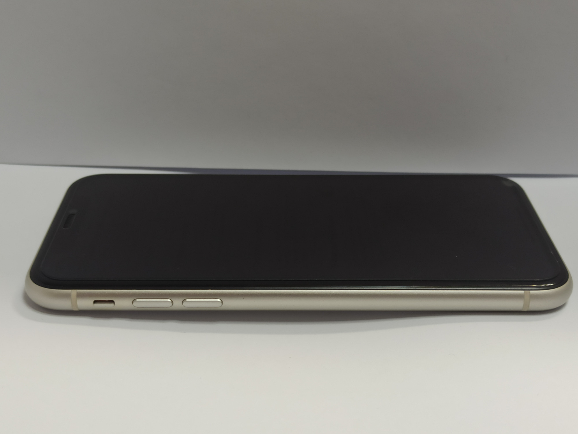 Apple iPhone 11 64GB White (MWL82)  2