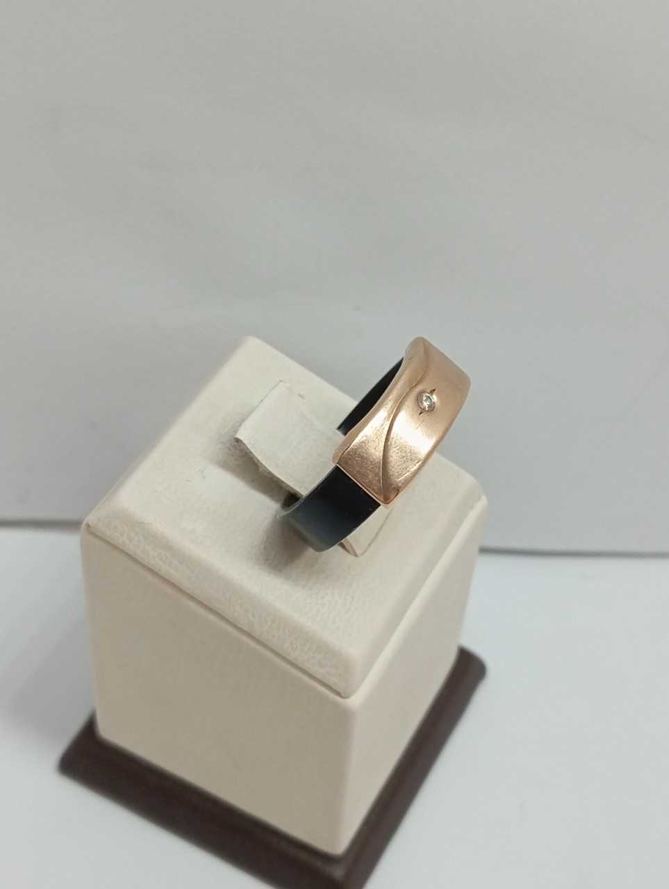 Каучуковое кольцо с золотой вставкой и цирконием (33689731) 1