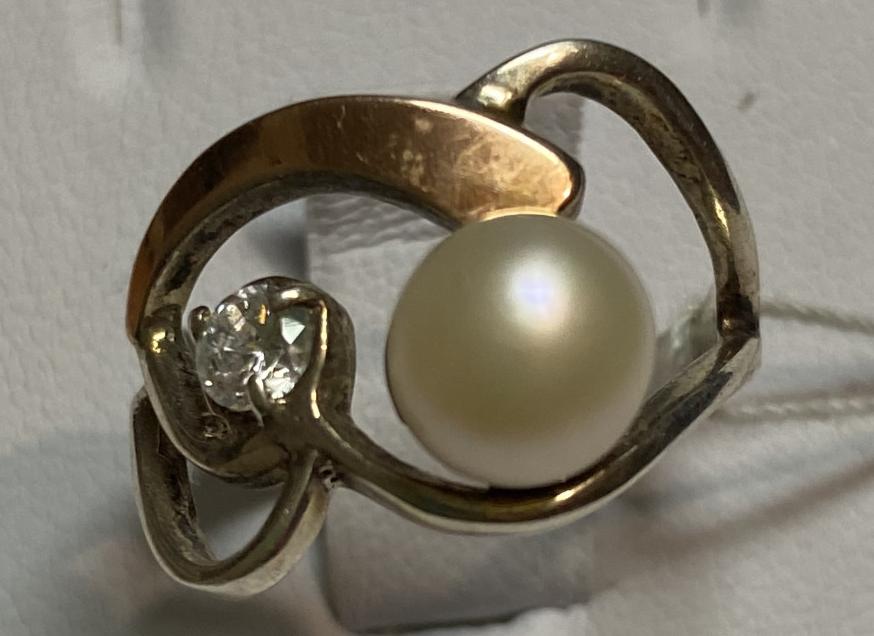 Срібна каблучка з перлами та цирконієм з позолотою (32444510) 0