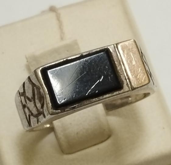 Серебряный перстень с позолотой и ониксом (33425016) 0