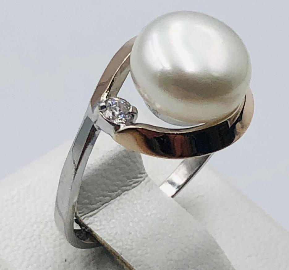 Серебряное кольцо с позолотой, жемчугом и цирконием (33720204) 0