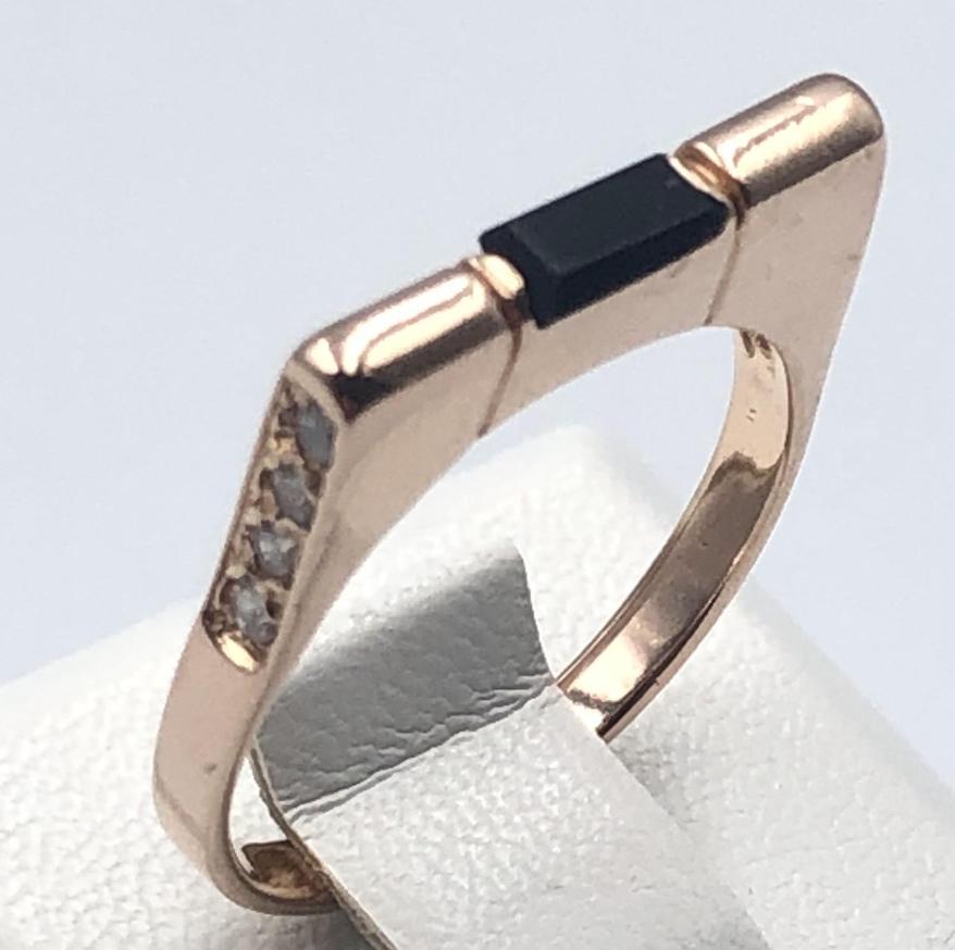 Перстень из красного золота с ониксом и цирконием (32184382) 0