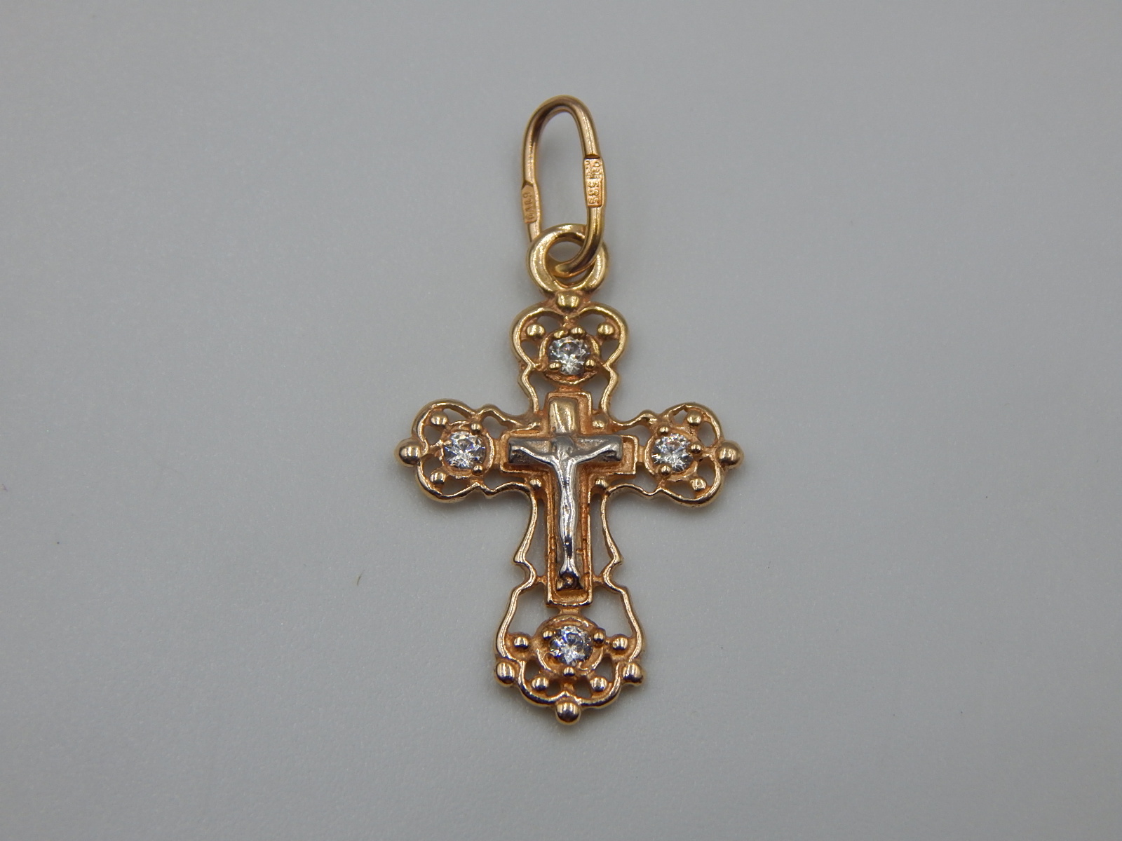 Підвіс-хрест з червоного та білого золота з цирконієм (33931304) 1