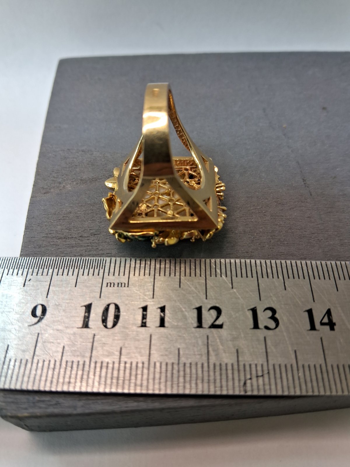 Кольцо из желтого золота с рубином, сапфиром, перидотом, эмалью и бриллиантом (-ми) (31299648) 11