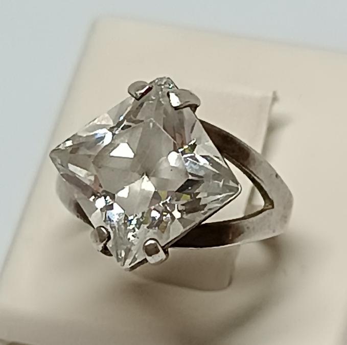 Серебряное кольцо с цирконием (33644991) 0