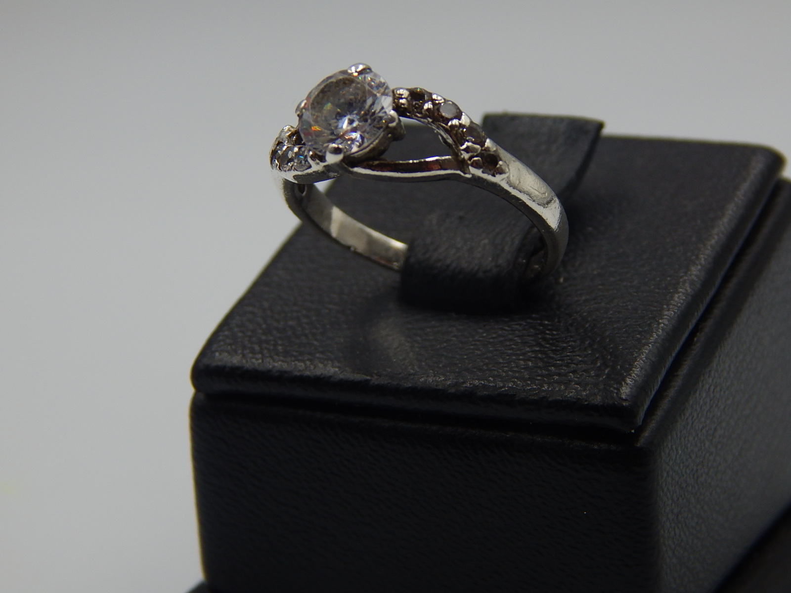 Серебряное кольцо с цирконием (31302585) 1