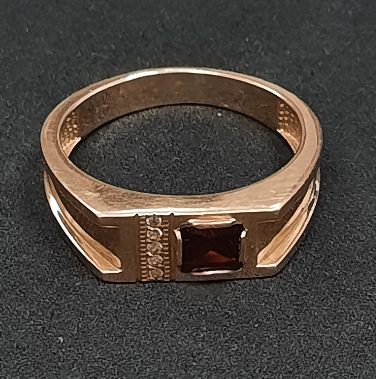 Перстень из красного золота с цирконием и гранатом (33747927) 1