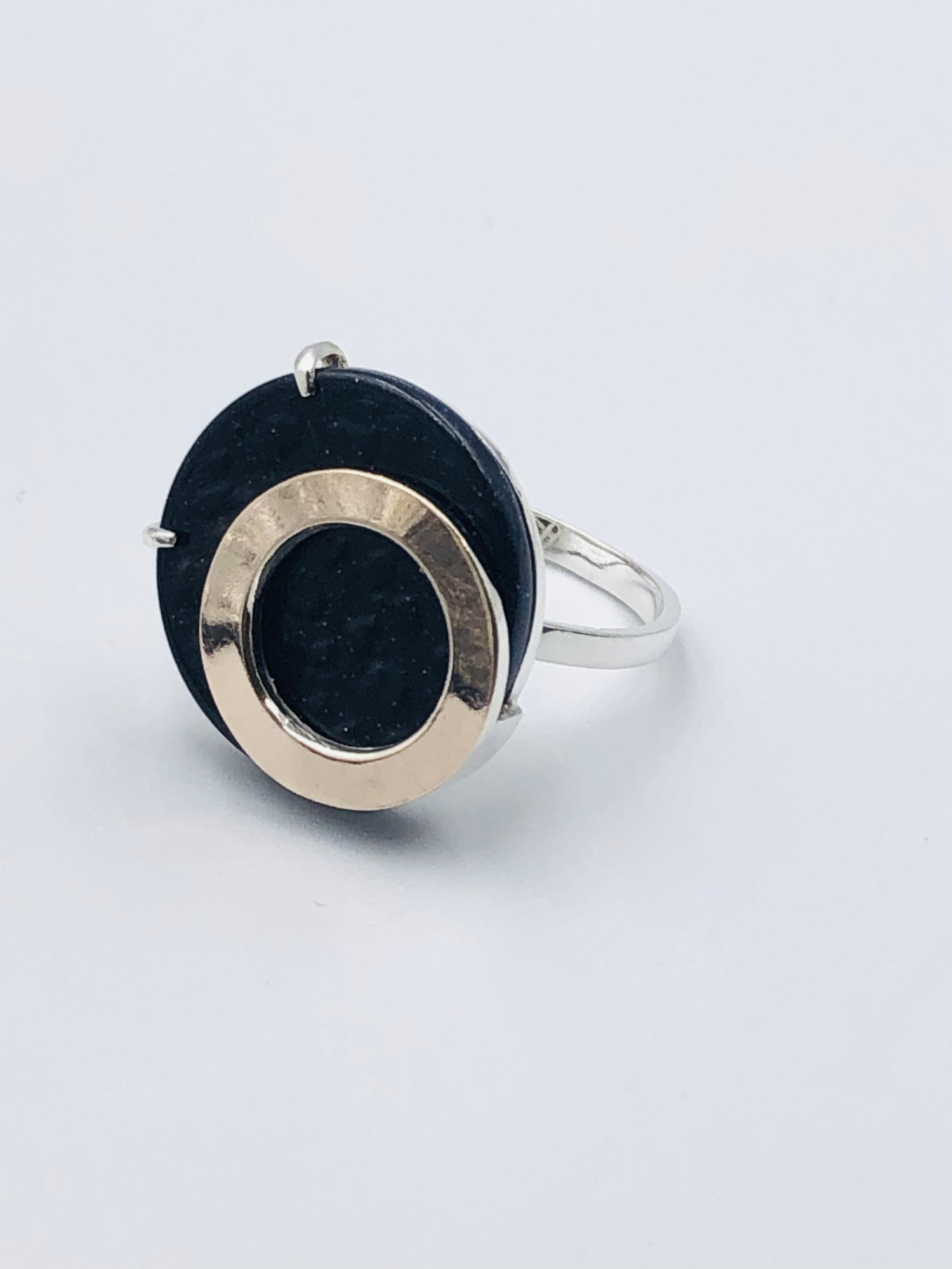 Серебряное кольцо с позолотой и авантюрином (33615669) 1