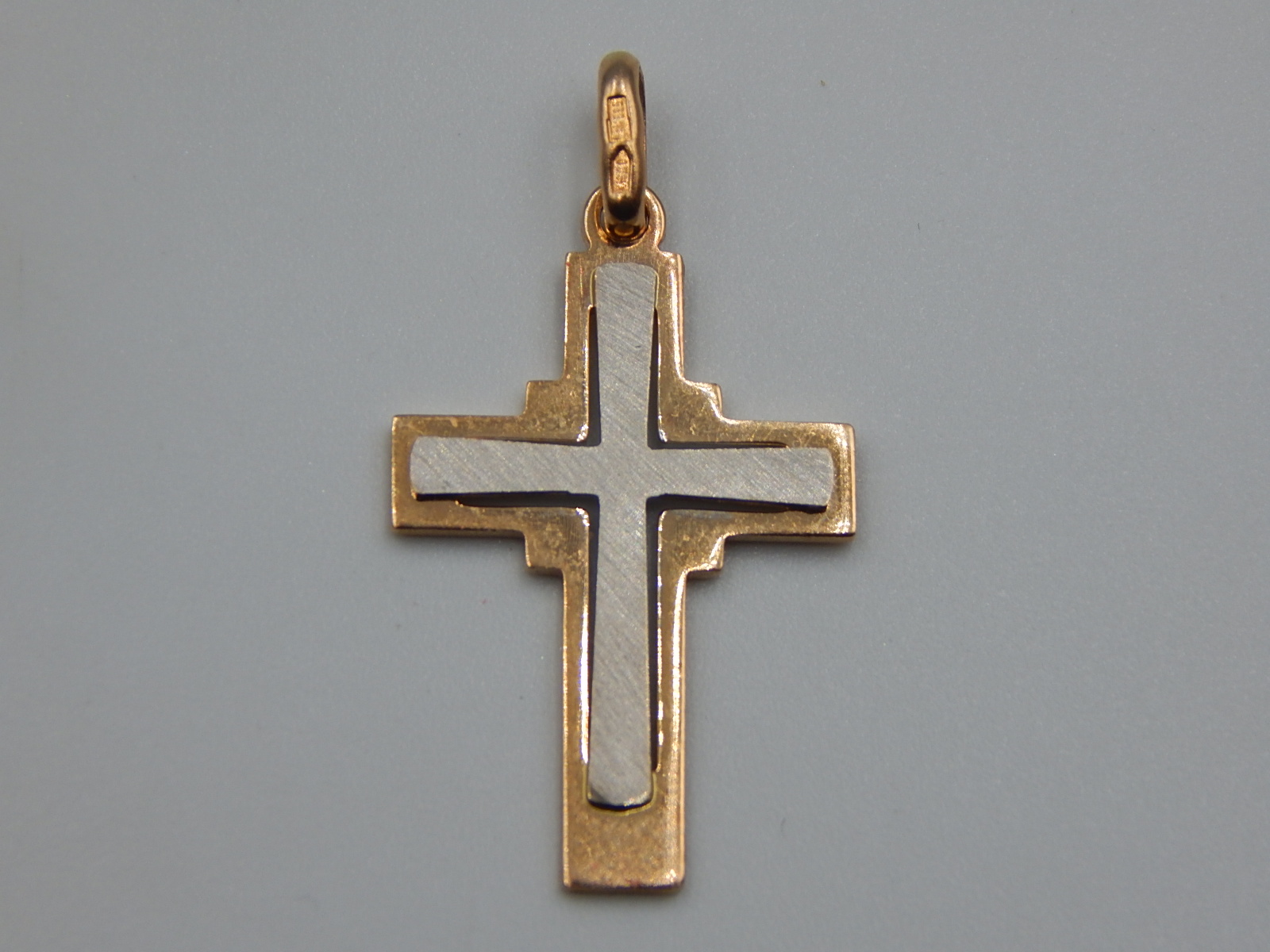 Підвіс-хрест з червоного та білого золота (32645194) 1