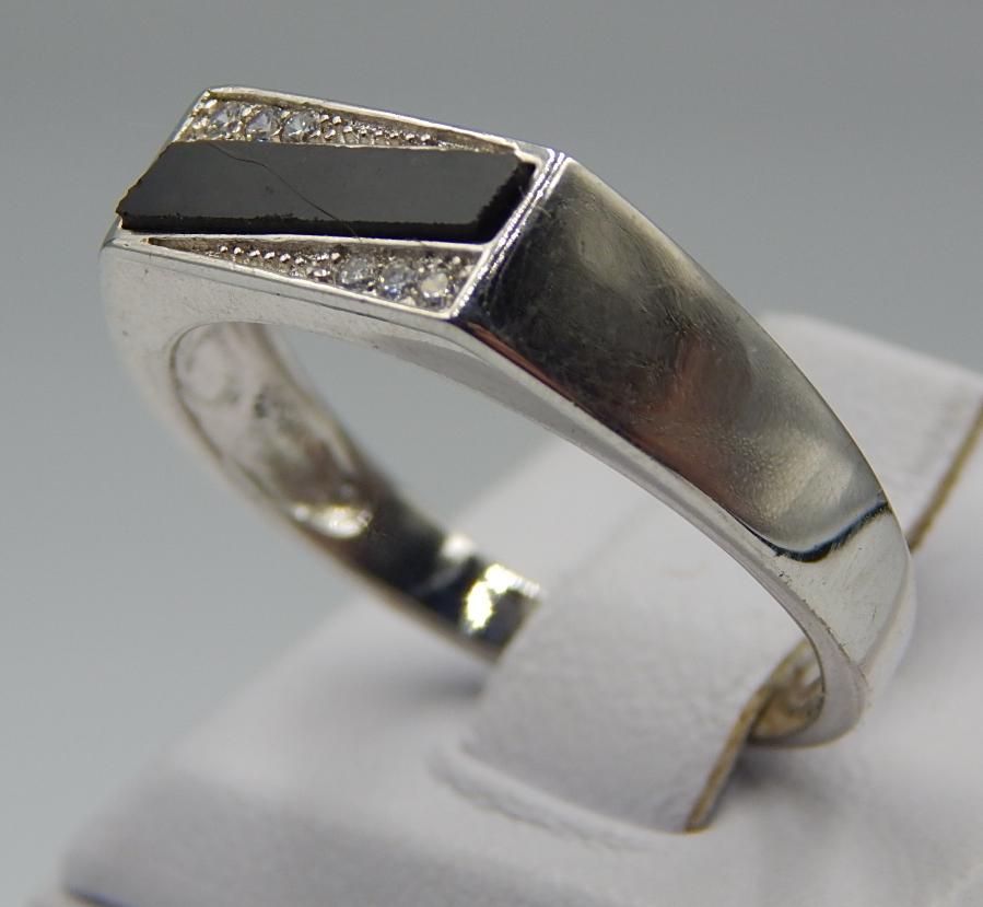 Серебряный перстень с ониксом и цирконием (33002225) 1