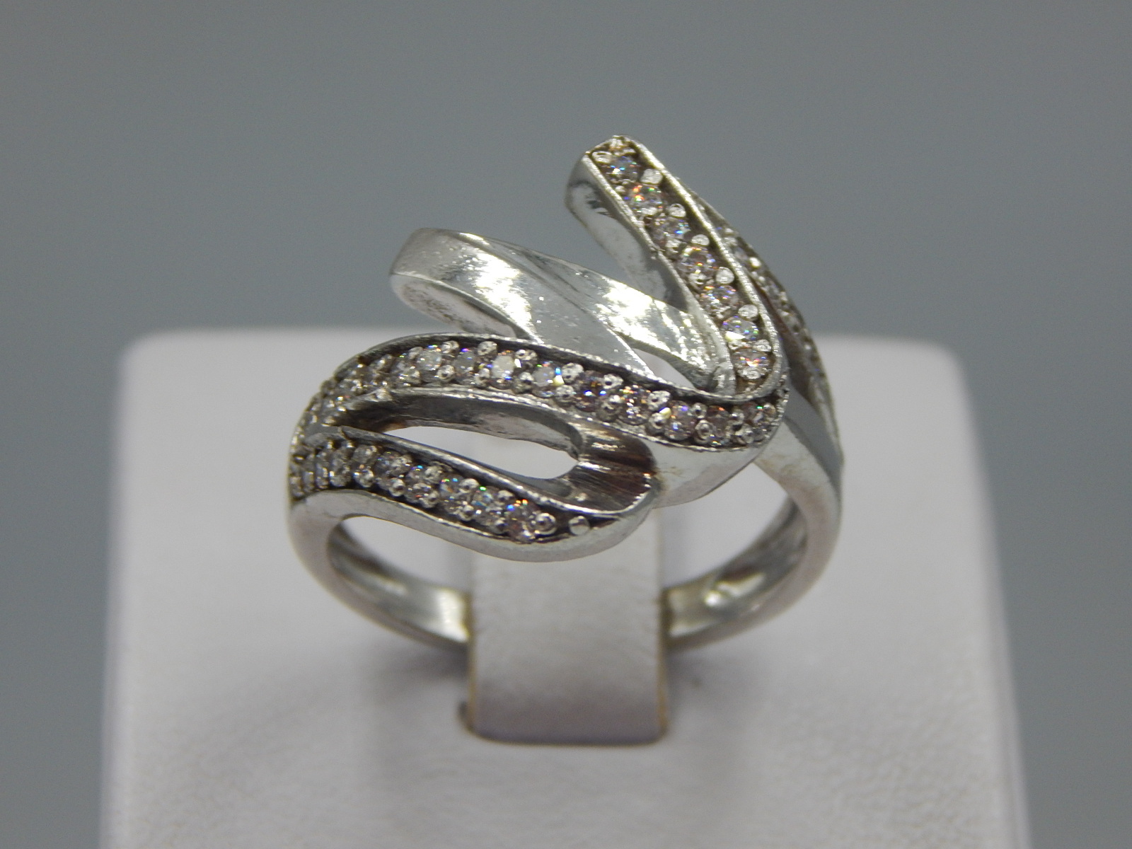 Серебряное кольцо с цирконием (33445481) 0