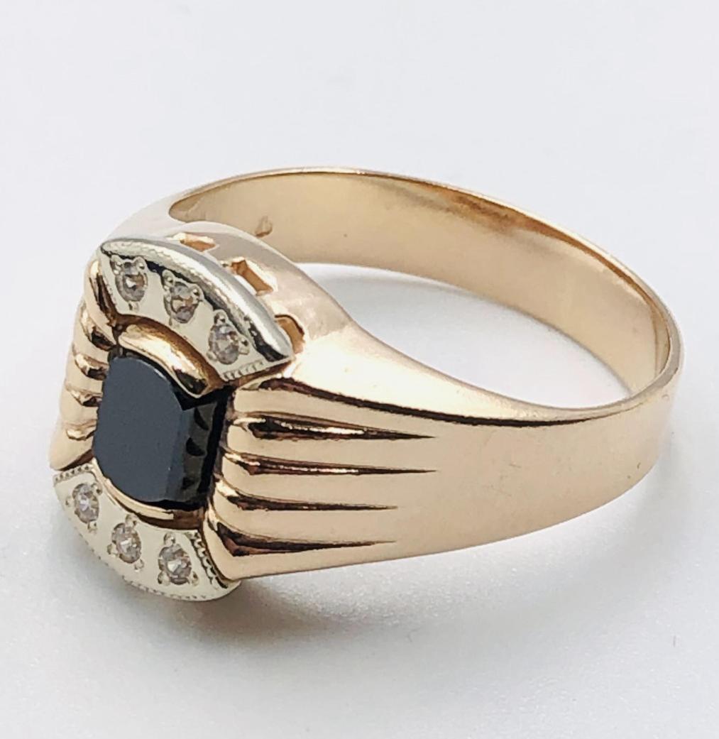 Перстень из красного и белого золота с ониксом и цирконием (33064243) 1