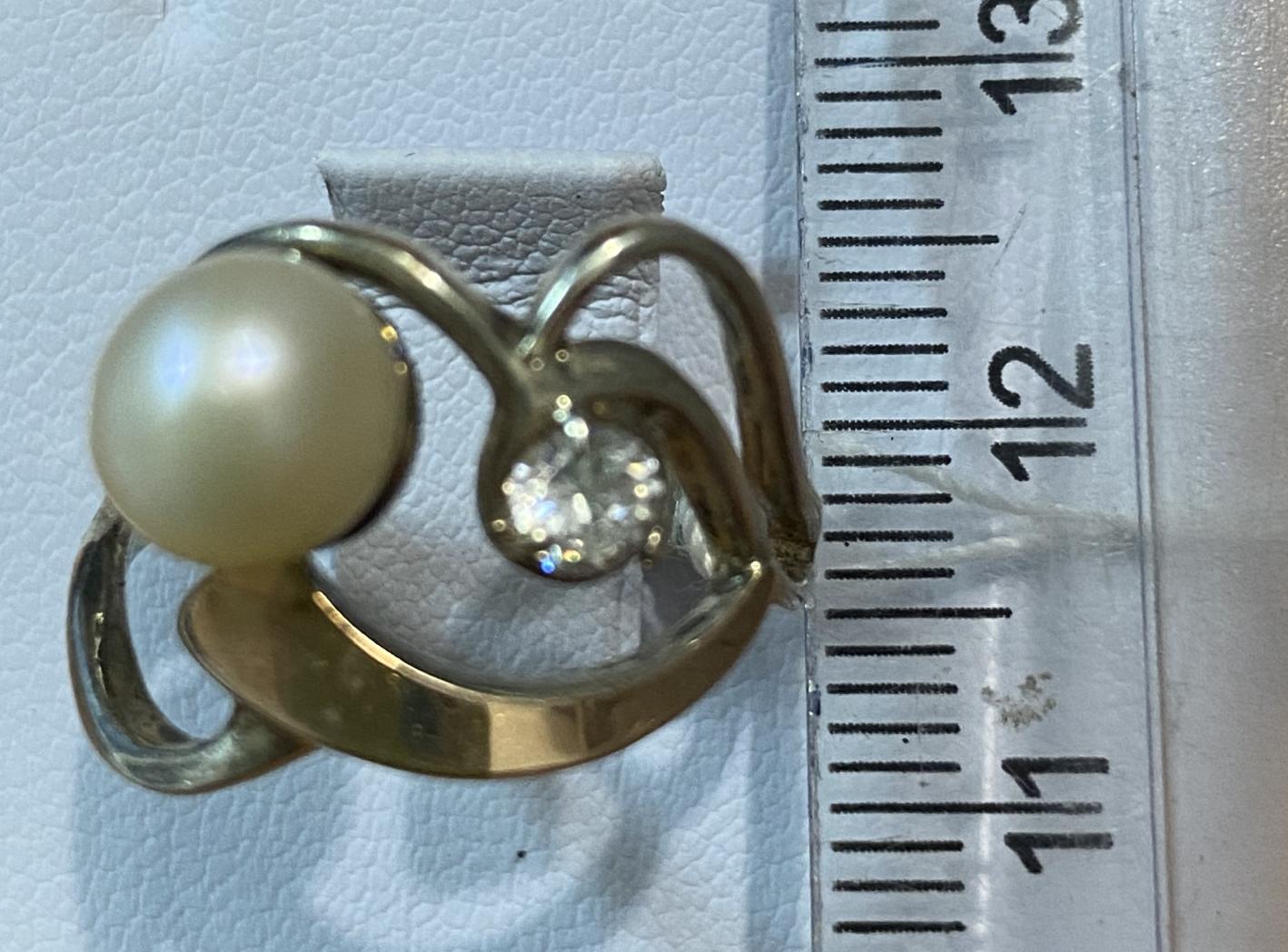 Срібна каблучка з перлами та цирконієм з позолотою (32444510) 1