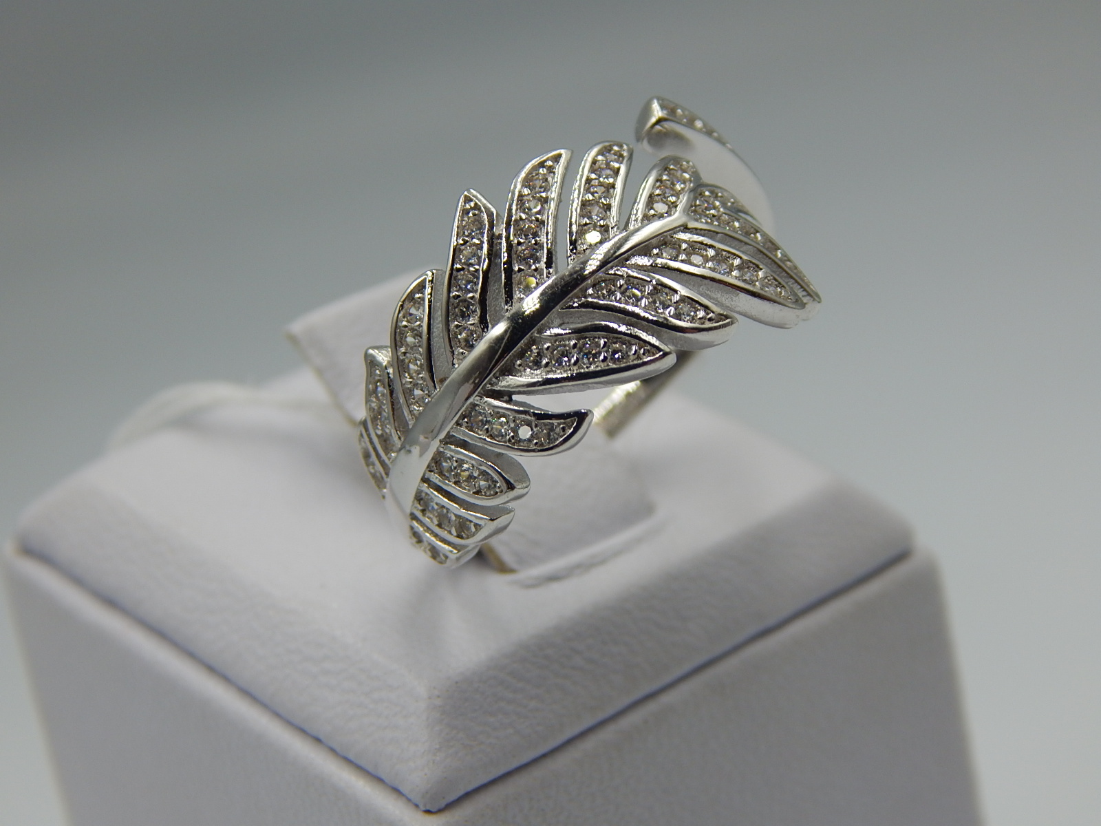 Серебряное кольцо с цирконием (33070739) 1