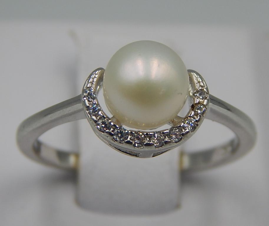 Серебряное кольцо с жемчугом и цирконием (33429181) 0
