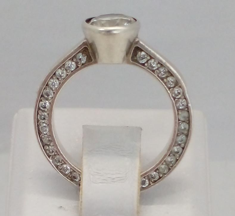 Серебряное кольцо с цирконием (33584315) 1