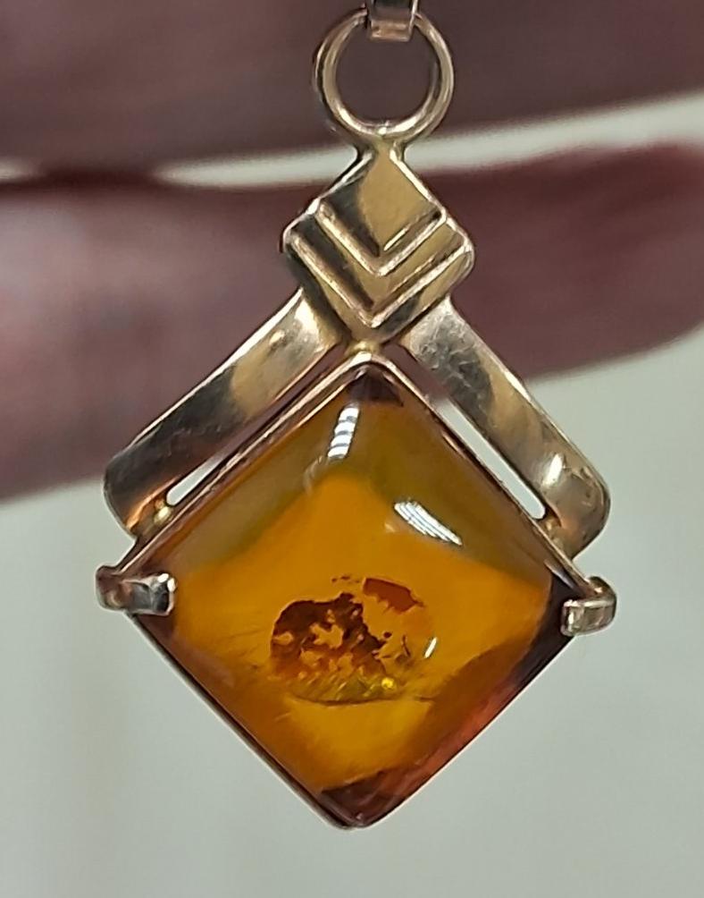 Кулон из красного золота с янтарем (32119522) 1