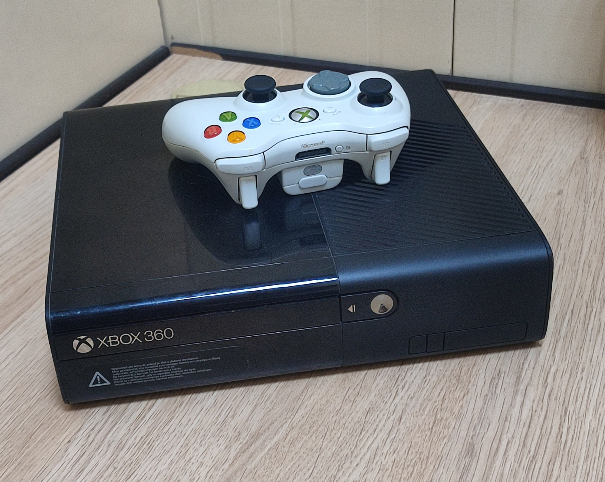 Ігрова приставка Microsoft Xbox 360 E 500GB 0