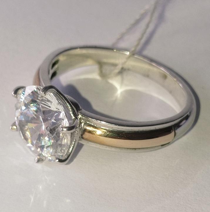 Серебряное кольцо с золотой вставкой и цирконием (30191402) 1