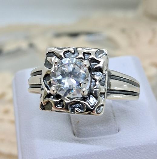 Серебряное кольцо с цирконием (32649027) 0