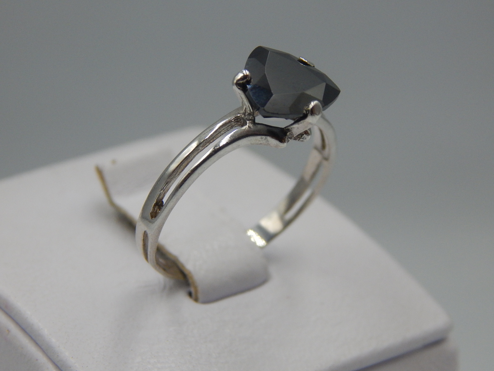 Серебряное кольцо с цирконием (33454167) 1