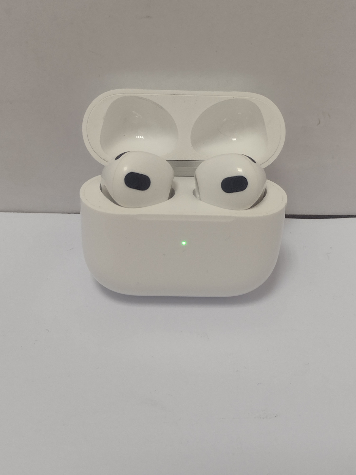 Навушники Apple AirPods 3 with Lightning Charging Case (MPNY3TY/A) 0