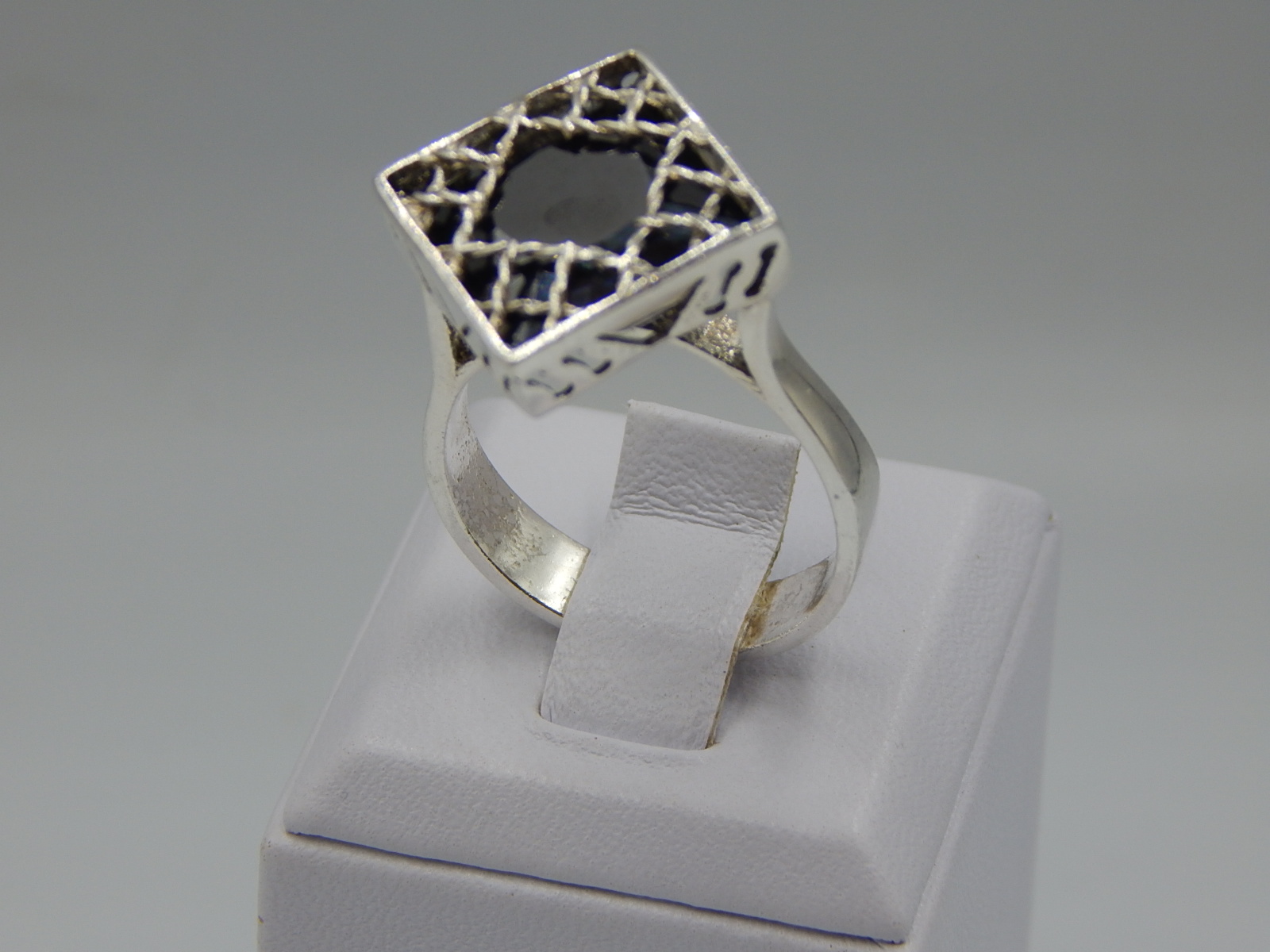 Серебряное кольцо с цирконием (30614863) 1