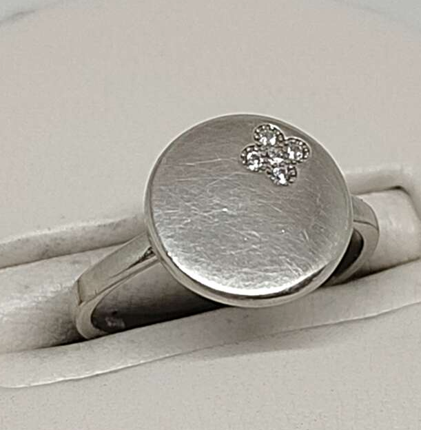 Серебряное кольцо с цирконием (33476233) 0