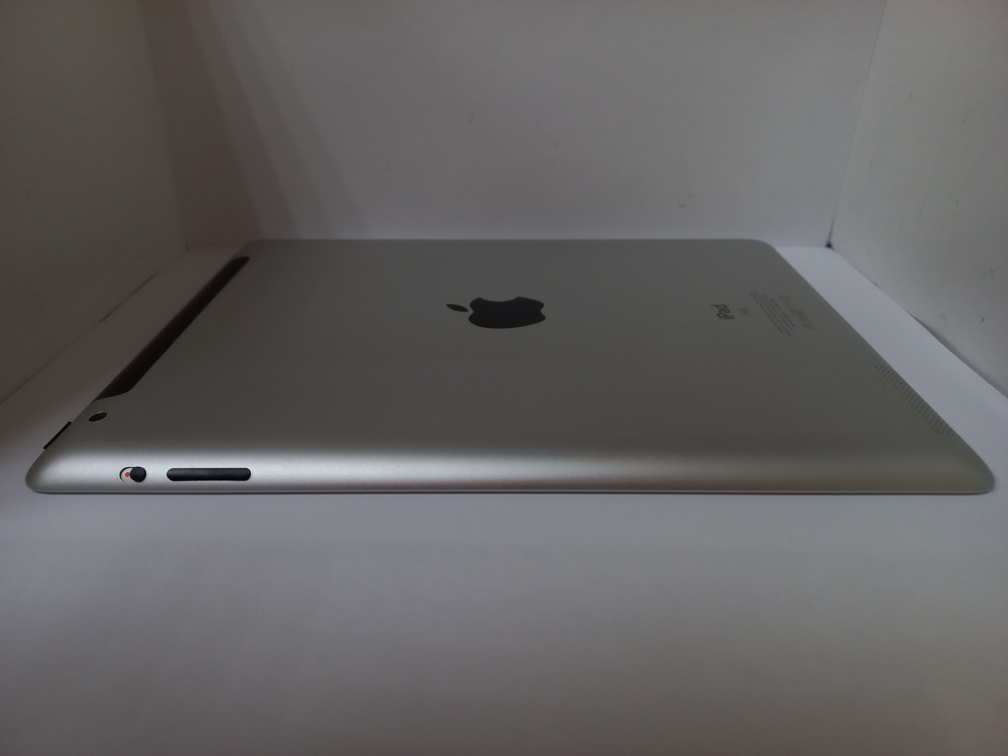Планшет Apple iPad 2 Wi-Fi 16Gb 4