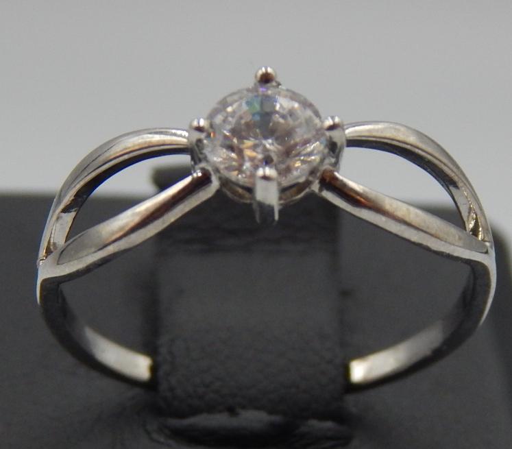 Серебряное кольцо с цирконием (31270644) 0