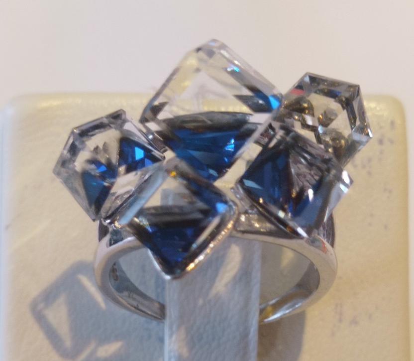 Серебряное кольцо с камнями Swarovski (33597616) 0