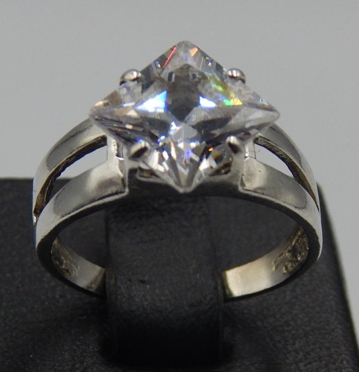 Серебряное кольцо с цирконием (31302568) 0
