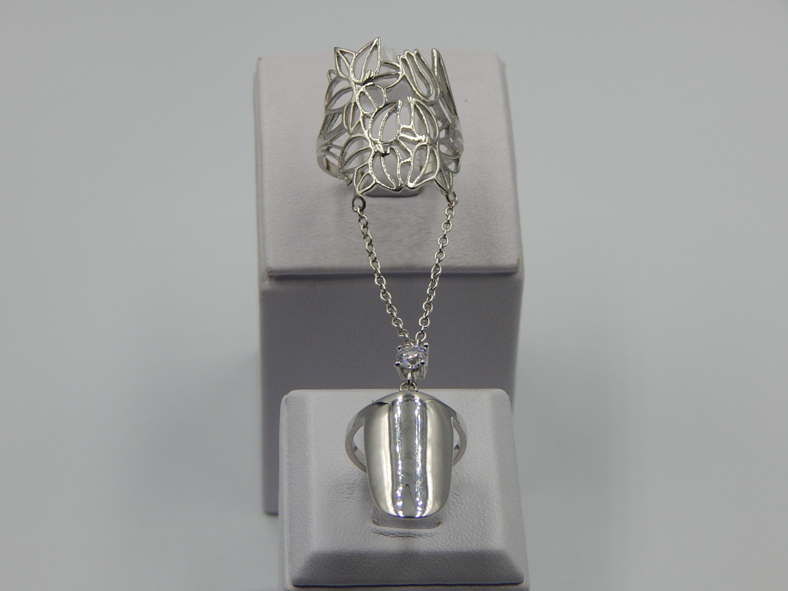 Серебряное кольцо с цирконием (33015337) 0