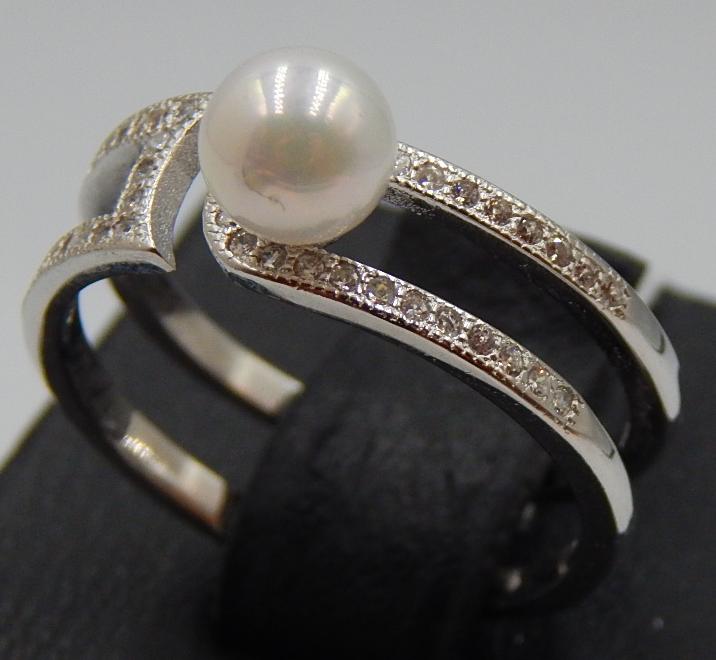Серебряное кольцо с жемчугом и цирконием (30537100)  1