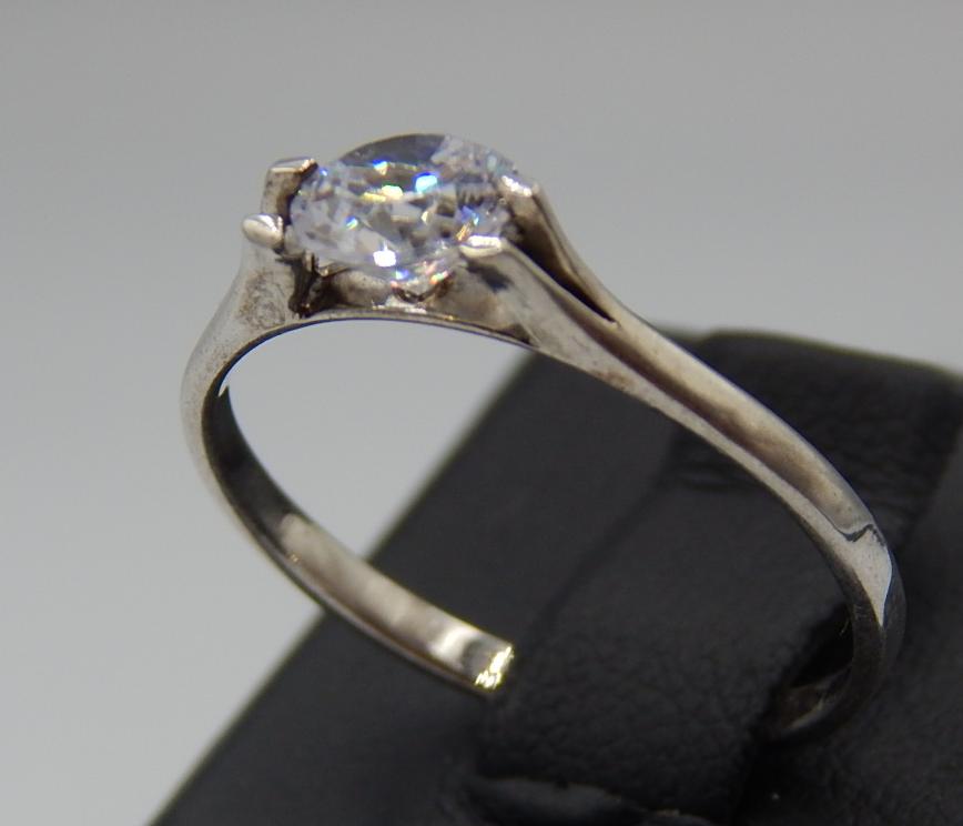 Серебряное кольцо с цирконием (31354344) 1