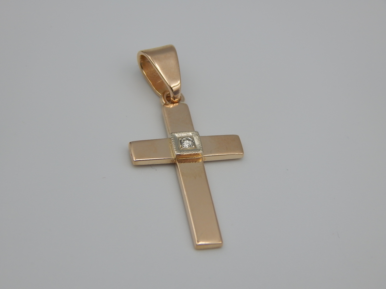 Підвіс-хрест з червоного та білого золота з діамантом (33676632) 1