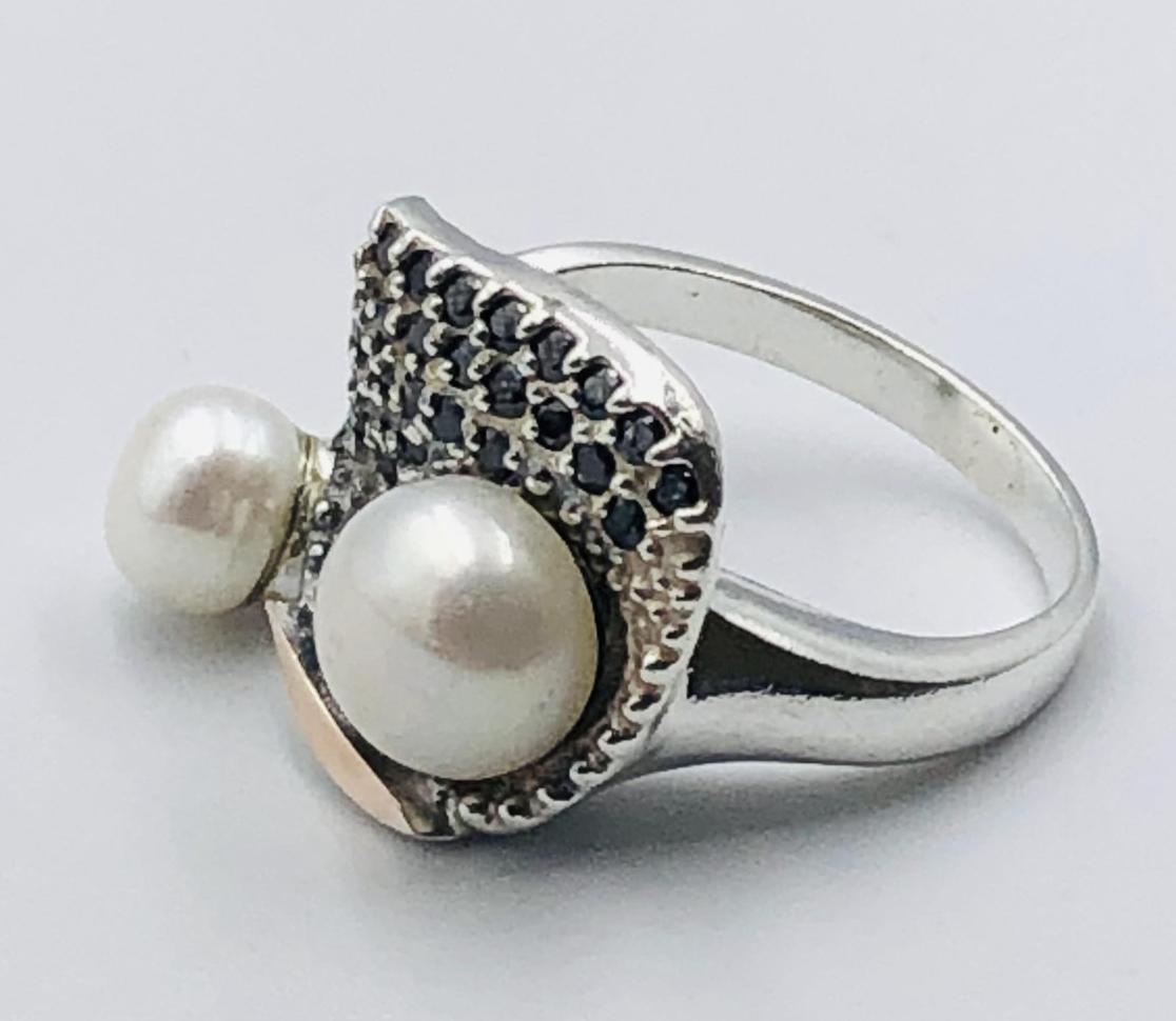 Серебряное кольцо с позолотой, жемчугом и цирконием (33720440) 1