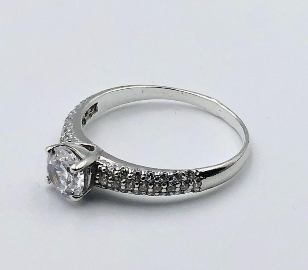 Серебряное кольцо с цирконием (33792616) 1