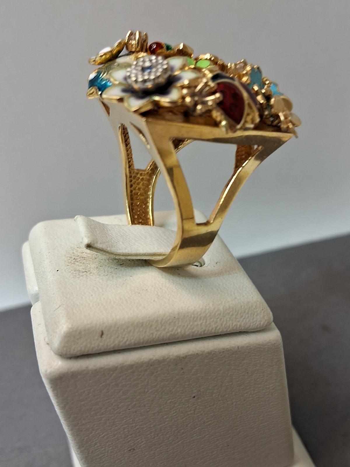 Кольцо из желтого золота с рубином, сапфиром, перидотом, эмалью и бриллиантом (-ми) (31299648) 3