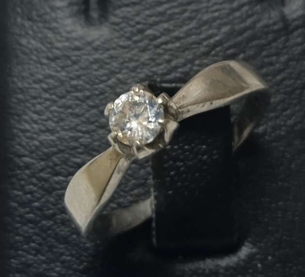 Серебряное кольцо с цирконием (30514308) 0