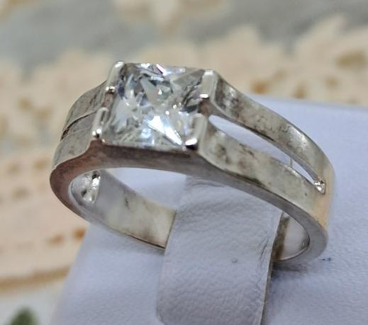 Серебряное кольцо с цирконием (32648770) 1