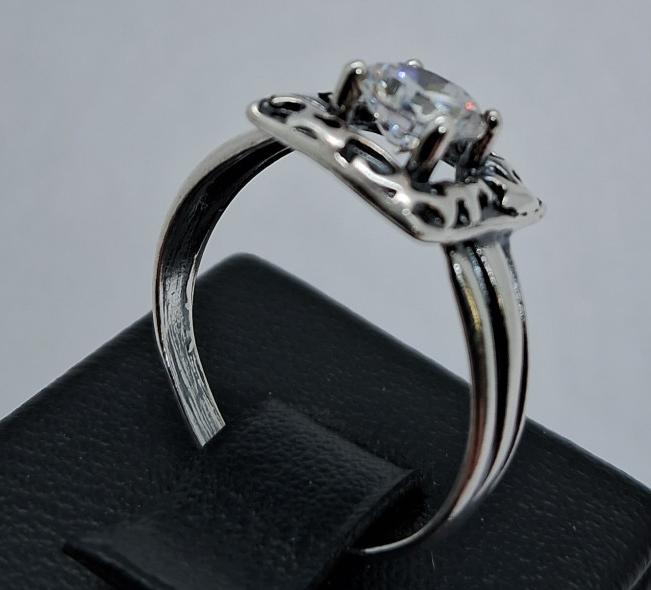 Серебряное кольцо с цирконием (32649027) 1